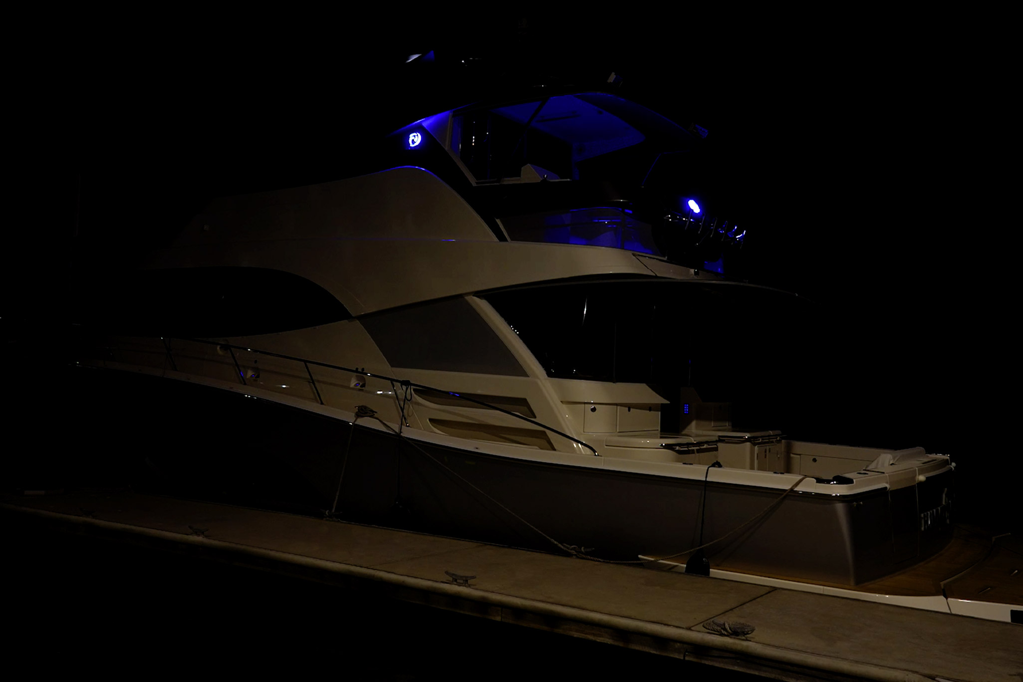 Leaving your yacht at the end of the day is as simple as selecting the Dock Unattended Mode. The courtesy lights allow you to disembark before they turn off.